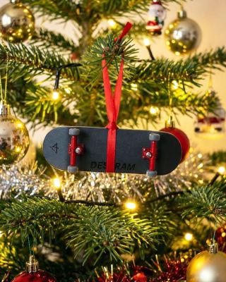 I tvůj fingerboard si zaslouží být hvězdou Vánoc! 🎄🛹 #fingerboard #Vanoce #ozdoba #skatechristmas